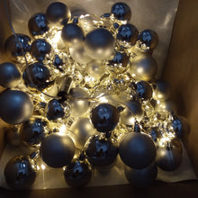 Load image into Gallery viewer, Cascade light&#39;s chain with XMAS ball (string-L:120cm) shiny silver &amp; matt silver balls